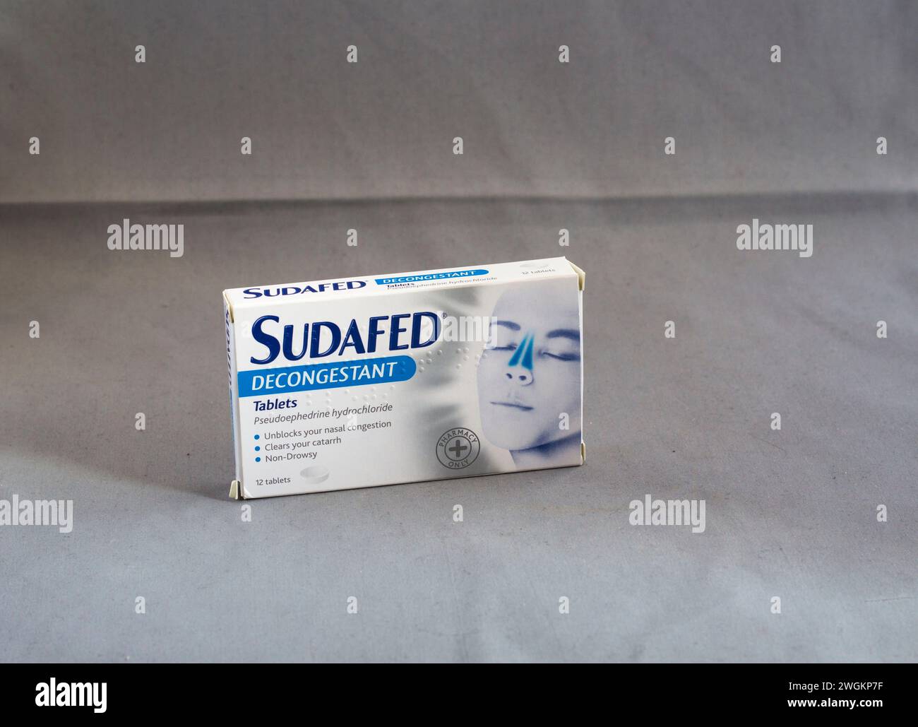 Schachtel mit abschwellenden Sudafed-Tabletten mit Wirkstoff Pseudophedrinhydrochlorid Stockfoto