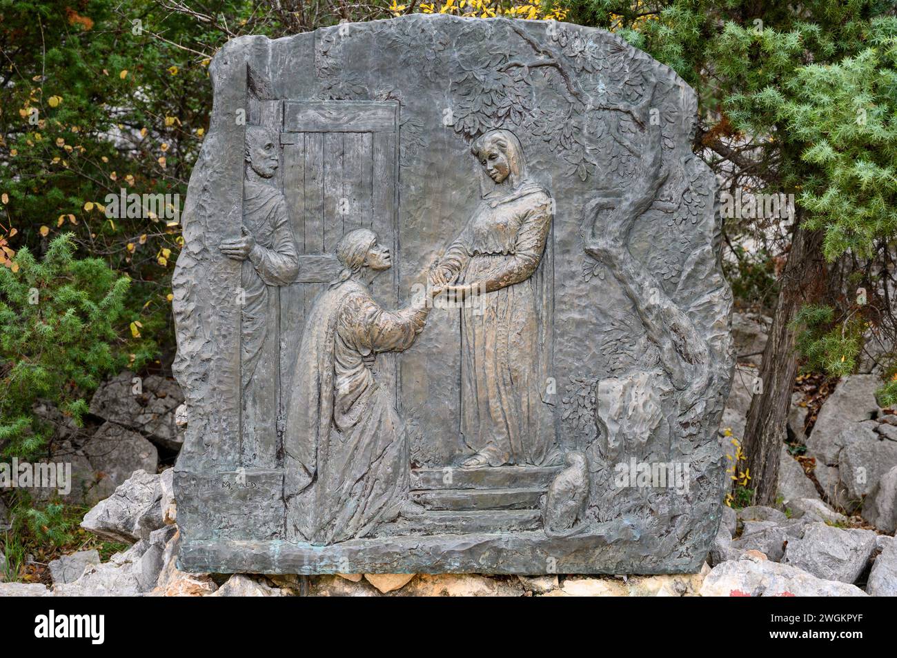 Die Visitation – zweites freudiges Geheimnis des Rosenkranzes. Eine Reliefskulptur auf dem Berg Podbrdo (der Hügel der Erscheinungen) in Medjugorje. Stockfoto