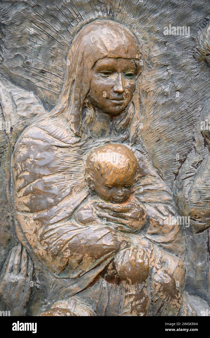 Die Geburt Jesu – drittes freudiges Geheimnis des Rosenkranzes. Eine Reliefskulptur auf dem Berg Podbrdo (der Hügel der Erscheinungen) in Medjugorje. Stockfoto