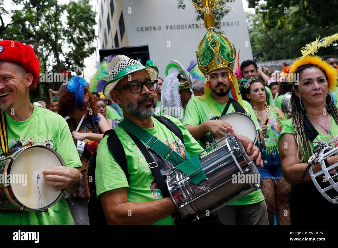Karnevalsparade für Menschen mit Geisteskrankheiten. Loucura Suburbana-Gruppe mit Patienten des Gesundheitsnetzwerks des NISE da Silveira Instituts in Kostümen Stockfoto