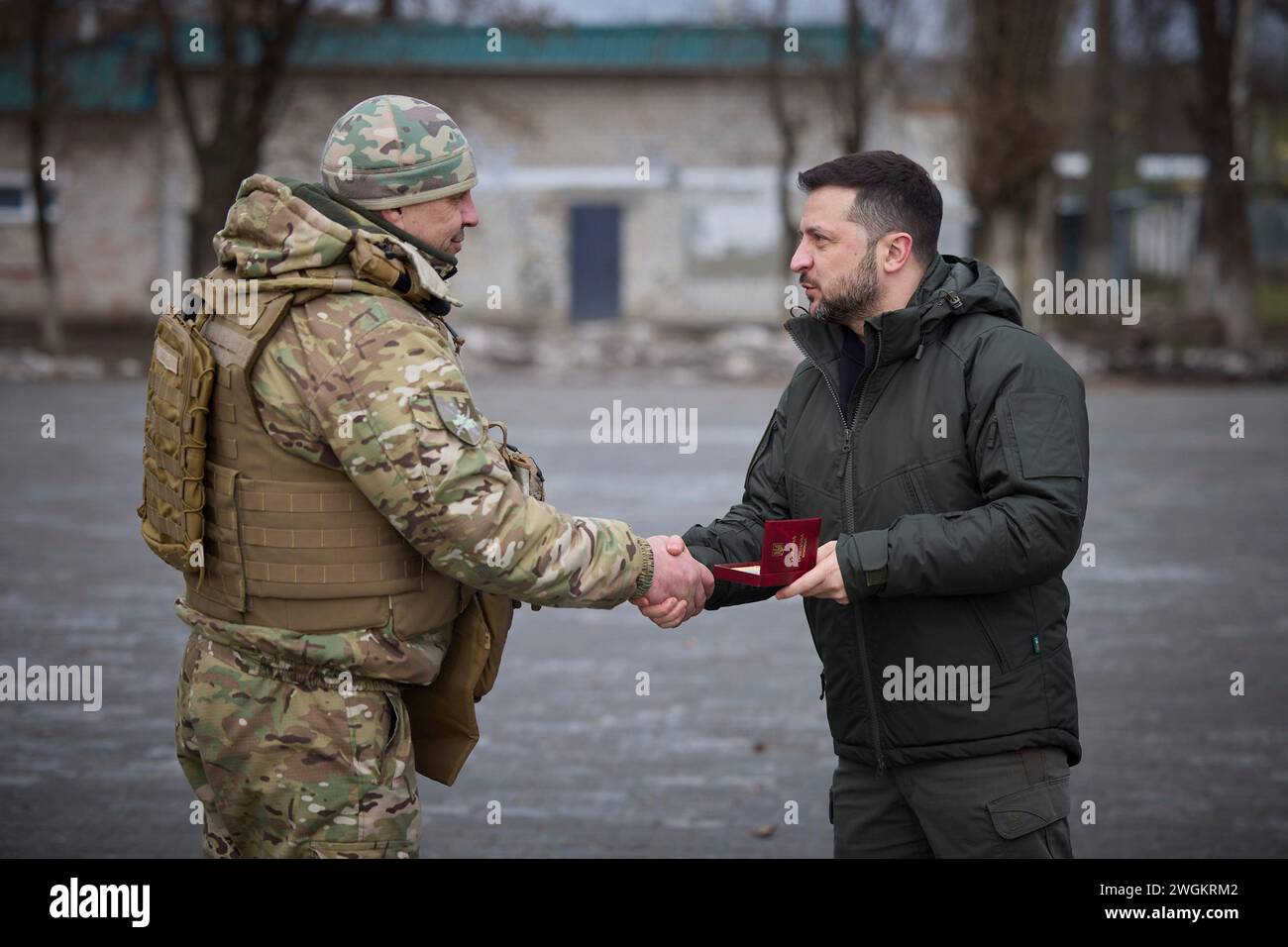 Dnipro, Ukraine. Februar 2024. Ukrainischer Präsident Wolodymyr Zelenskij, rechts, überreicht einem Soldaten mit der Regionaldirektion Ost der territorialen Verteidigungskräfte während eines Besuchs in einem militärischen Ausbildungszentrum für Luftverteidigungskräfte am 5. Februar 2024 in der Oblast Dnipropetrowsk, Ukraine, eine Militärmedaille. Quelle: Pool Photo/Ukrainische Präsidentenpresse/Alamy Live News Stockfoto