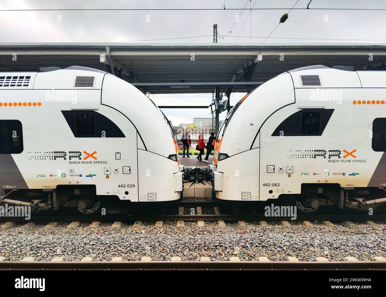 Zwei Triebwagen, die sich am Witten Hauptbahnhof, Deutschland, Nordrhein-Westfalen, Ruhrgebiet, Witten gegenüberliegen Stockfoto