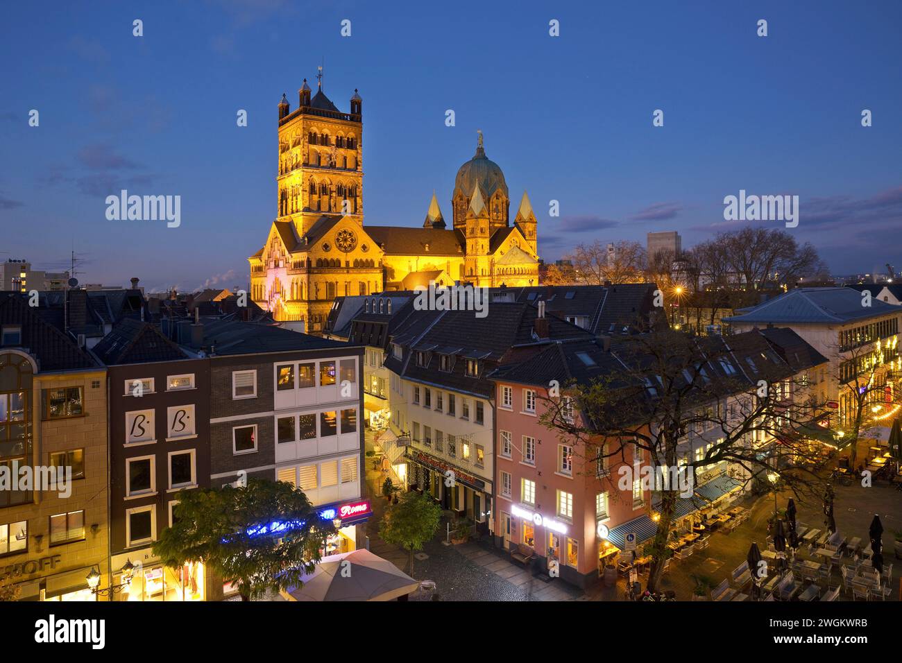 Blick über die Dächer nach St. Quirinus-Münster am Abend, Deutschland, Nordrhein-Westfalen, Neuss Stockfoto