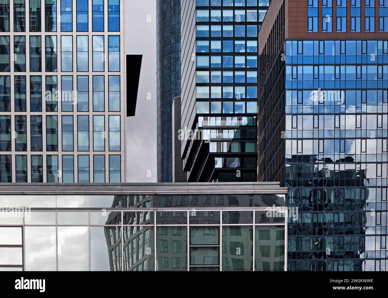 Nahe beieinander liegende Hochhäuser im Bankenviertel, Deutschland, Hessen, Frankfurt am Main Stockfoto