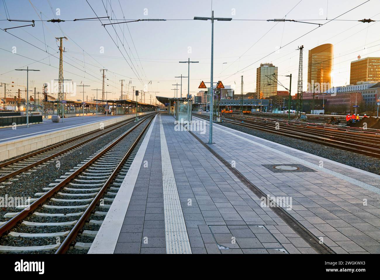Leerer Bahnsteig an einem Streiktag der Deutschen Zugführergewerkschaft GDL am Hauptbahnhof Dortmund, Deutschland, Nordrhein-Westfalen, Ruhr sind Stockfoto