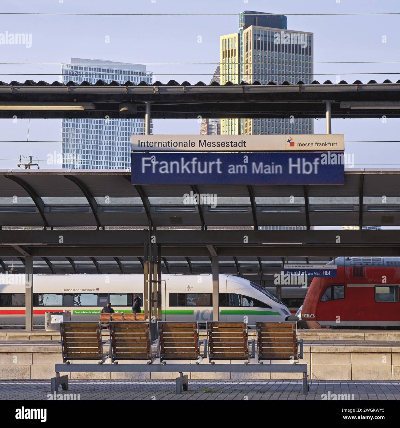 Hauptbahnhof mit ICE und Nahverkehrszug mit Hochhäusern, Deutschland, Hessen, Frankfurt am Main Stockfoto