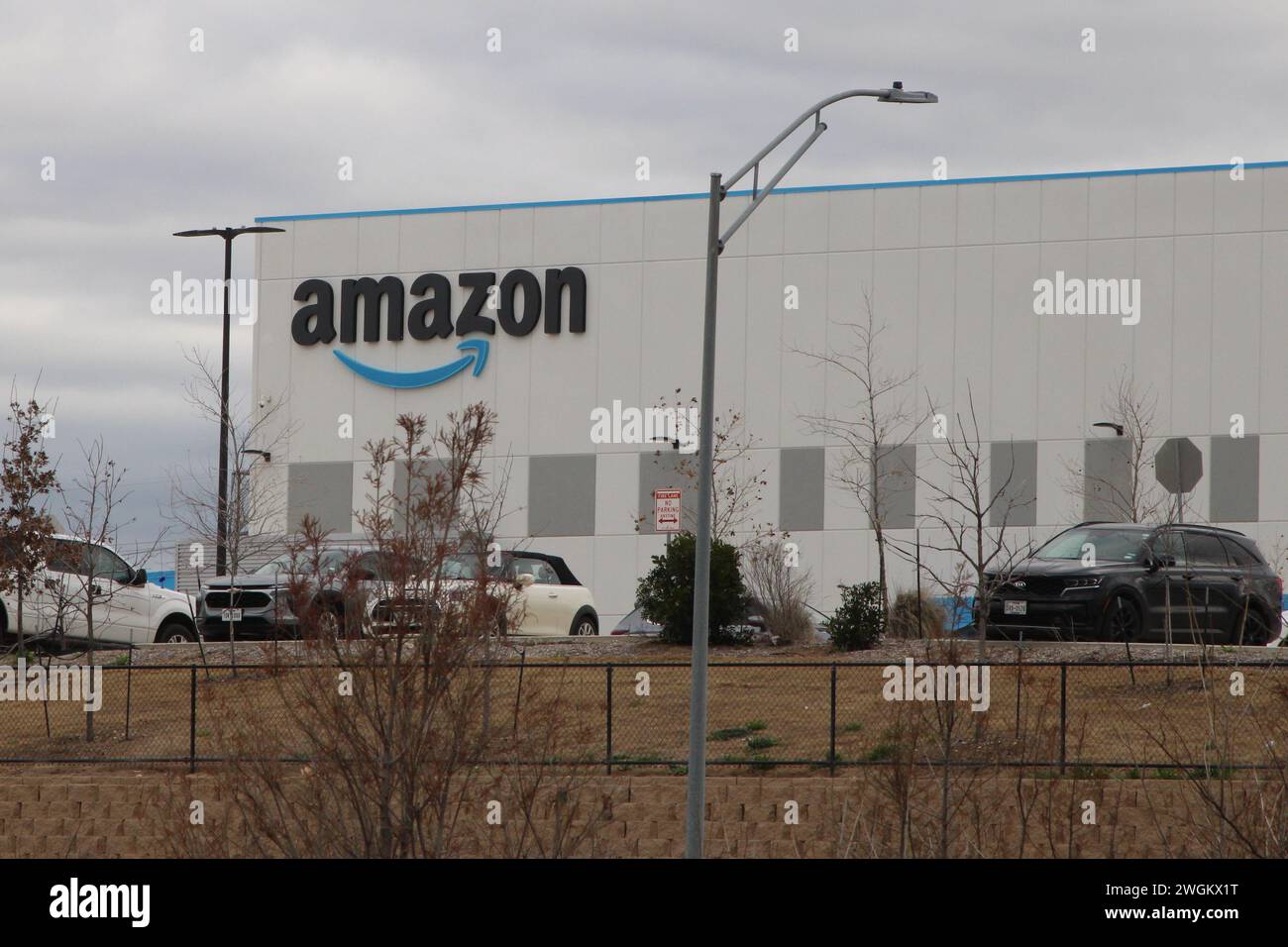 San Antonio, USA. Februar 2024. Außenansicht und Beschilderung vor dem DSX8 Amazon Werk am 11602 Tech com Drive in San Antonio, Texas, USA, am 5. Februar 2024. Amazon wurde im Jahr 1994 gegründet und ist heute der zweitgrößte private Arbeitgeber in Amerika. (Foto: Carlos Kosienski/SIPA USA) Credit: SIPA USA/Alamy Live News Stockfoto