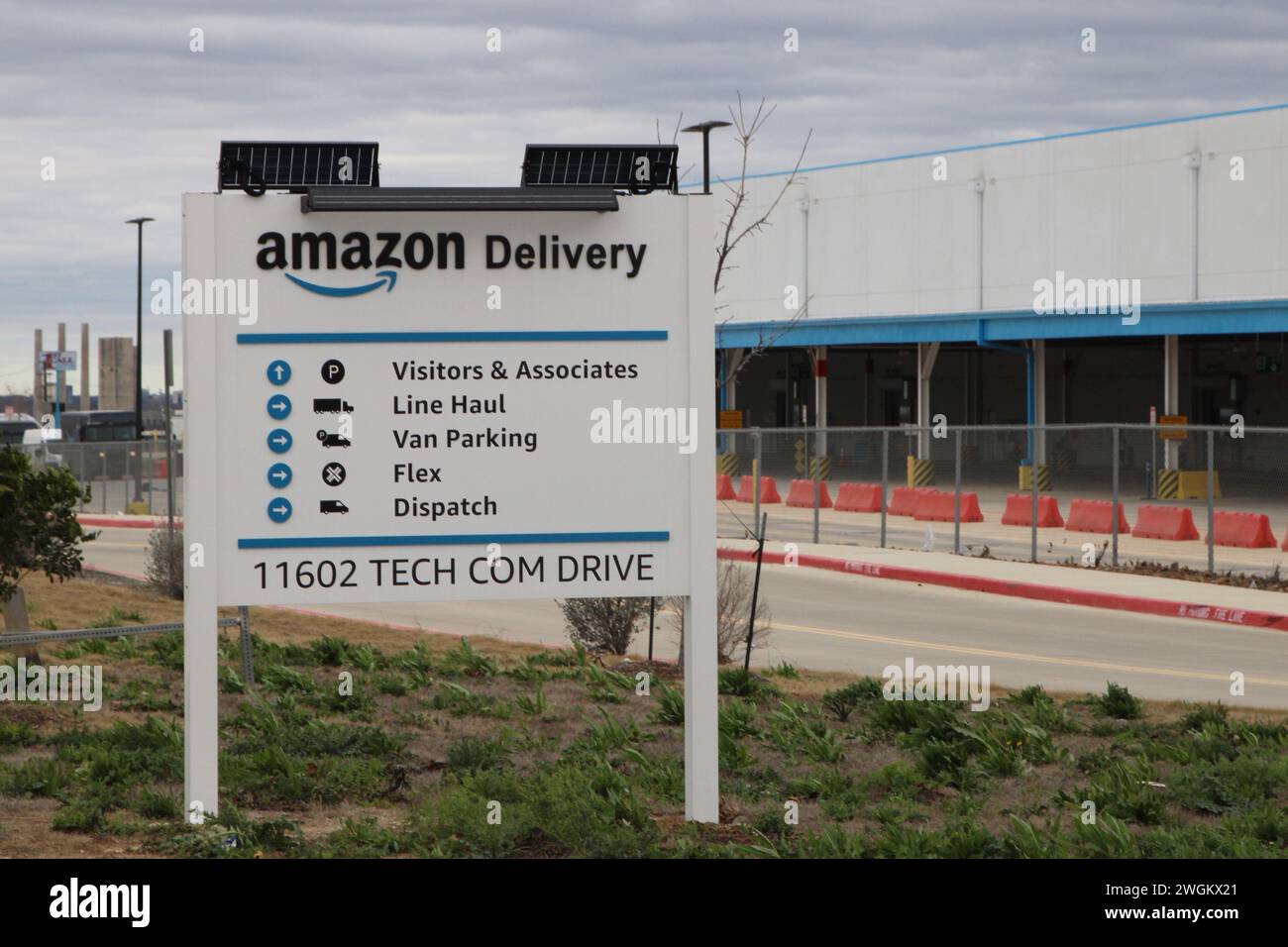 San Antonio, USA. Februar 2024. Wegweiser mit Amazon Delivery außerhalb des DSX8-Werks am 5. Februar 2024 am 11602 Tech com Drive in San Antonio, Texas, USA. Amazon wurde im Jahr 1994 gegründet und ist heute der zweitgrößte private Arbeitgeber in Amerika. (Foto: Carlos Kosienski/SIPA USA) Credit: SIPA USA/Alamy Live News Stockfoto