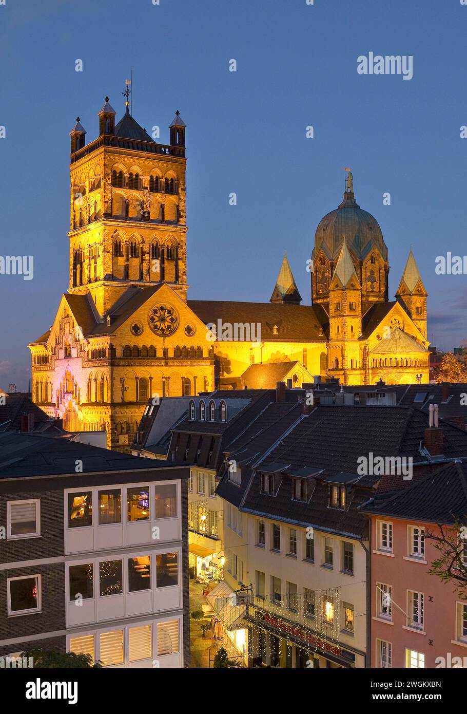 Blick über die Dächer nach St. Quirinus-Münster am Abend, Deutschland, Nordrhein-Westfalen, Neuss Stockfoto