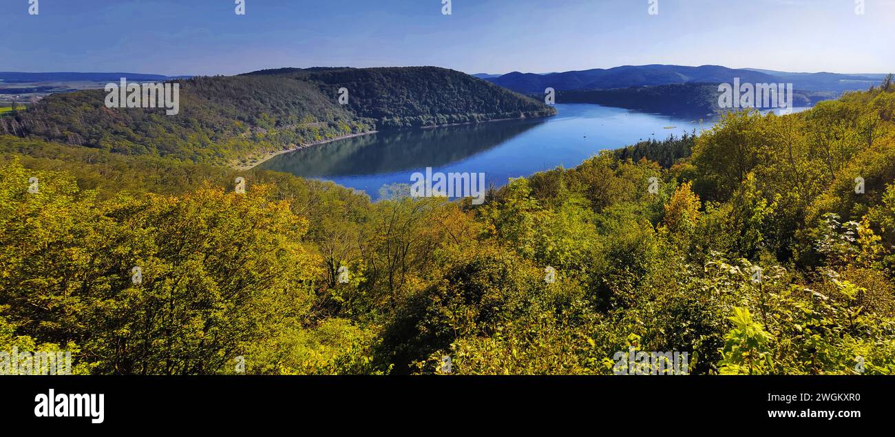 Panoramablick auf die Edertalsperre und eine weite Sicht auf den Nationalpark Kellerwald-Edersee, Deutschland, Hessen, Kellerwald Nationalpark, Waldeck Stockfoto