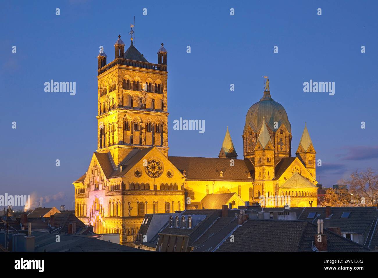 Blick über die Dächer nach St. Quirinus-Münster am Abend, Deutschland, Nordrhein-Westfalen, Neuss Stockfoto