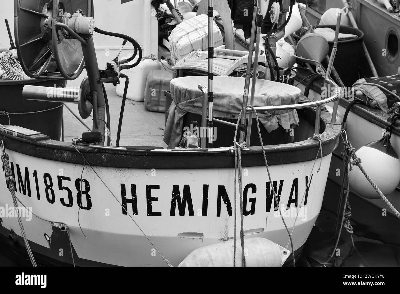 Schwarzweißfoto. Nahaufnahme eines Fischerbootes namens Hemingway, wie der berühmte amerikanische Schriftsteller, der im Alten Hafen, Sanremo, Imperia, Ligurien vor Anker ging Stockfoto