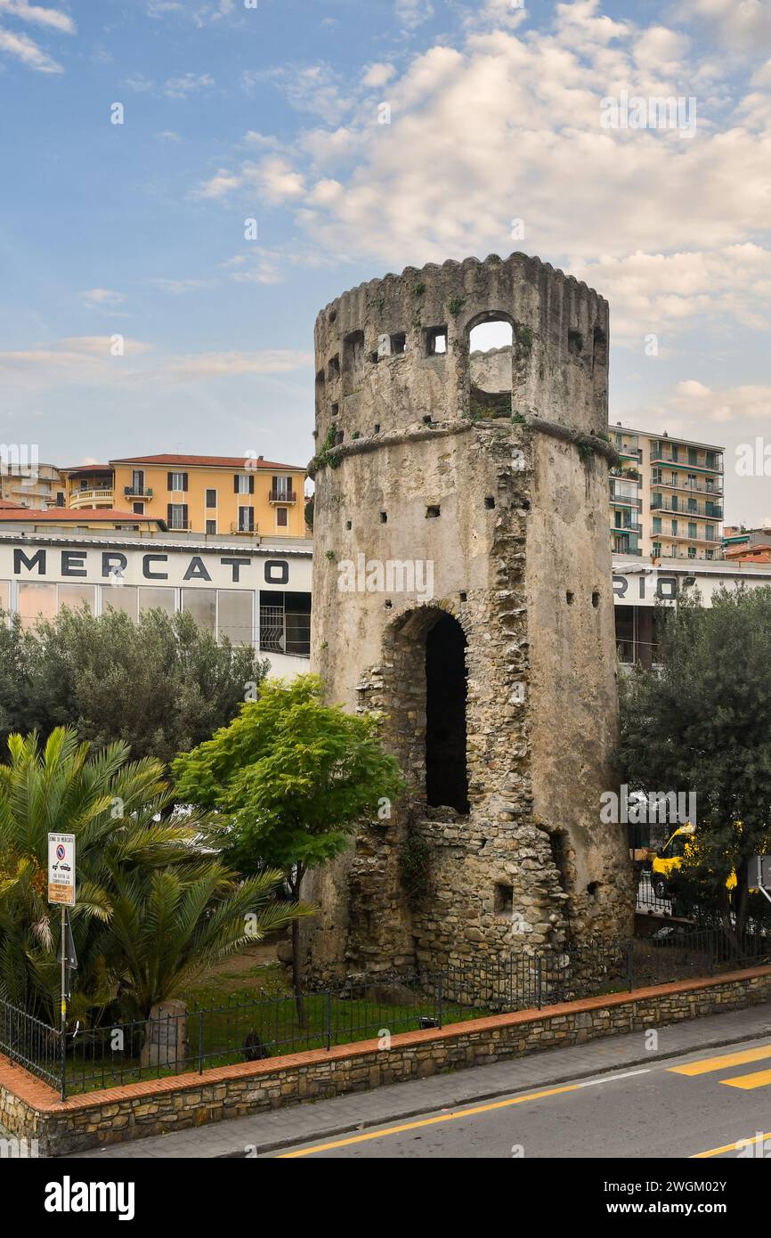Turm von Ciapela, ein altes Verteidigungsbollwerk, das von den Genuesen um 1550 gegen die Angriffe der Piraten errichtet wurde, Sanremo, Imperia, Ligurien, Italien Stockfoto