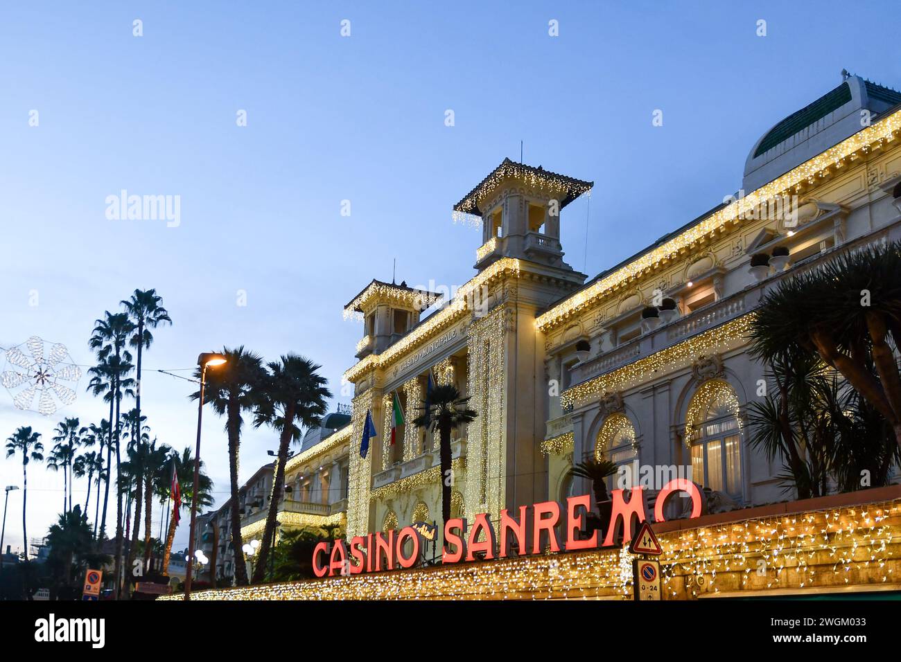 Nächtlicher Blick auf das Municipal Casino, ein majestätisches und elegantes Gebäude, das für seinen Jugendstil bekannt ist, Sanremo, Imperia, Ligurien, Italien Stockfoto