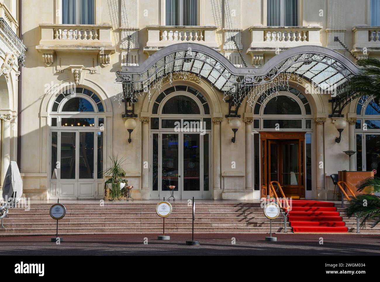 Seiteneingang des städtischen Kasinos, ein majestätisches und elegantes Gebäude, das für seinen Jugendstil bekannt ist, Sanremo, Imperia, Ligurien, Italien Stockfoto