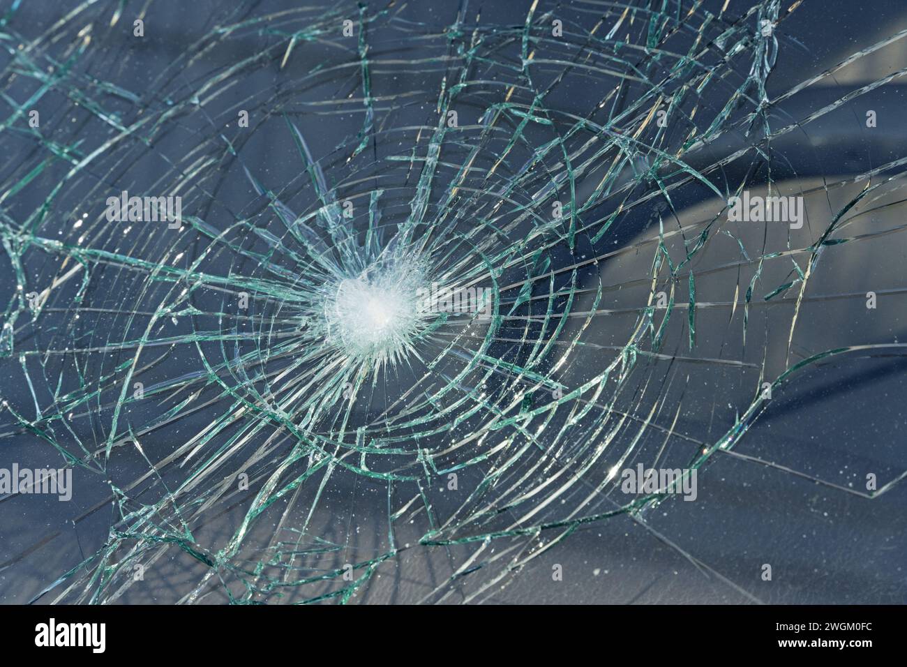 Detail der zertrümmerten und zersplitterten Glasscheibe des Autos Stockfoto