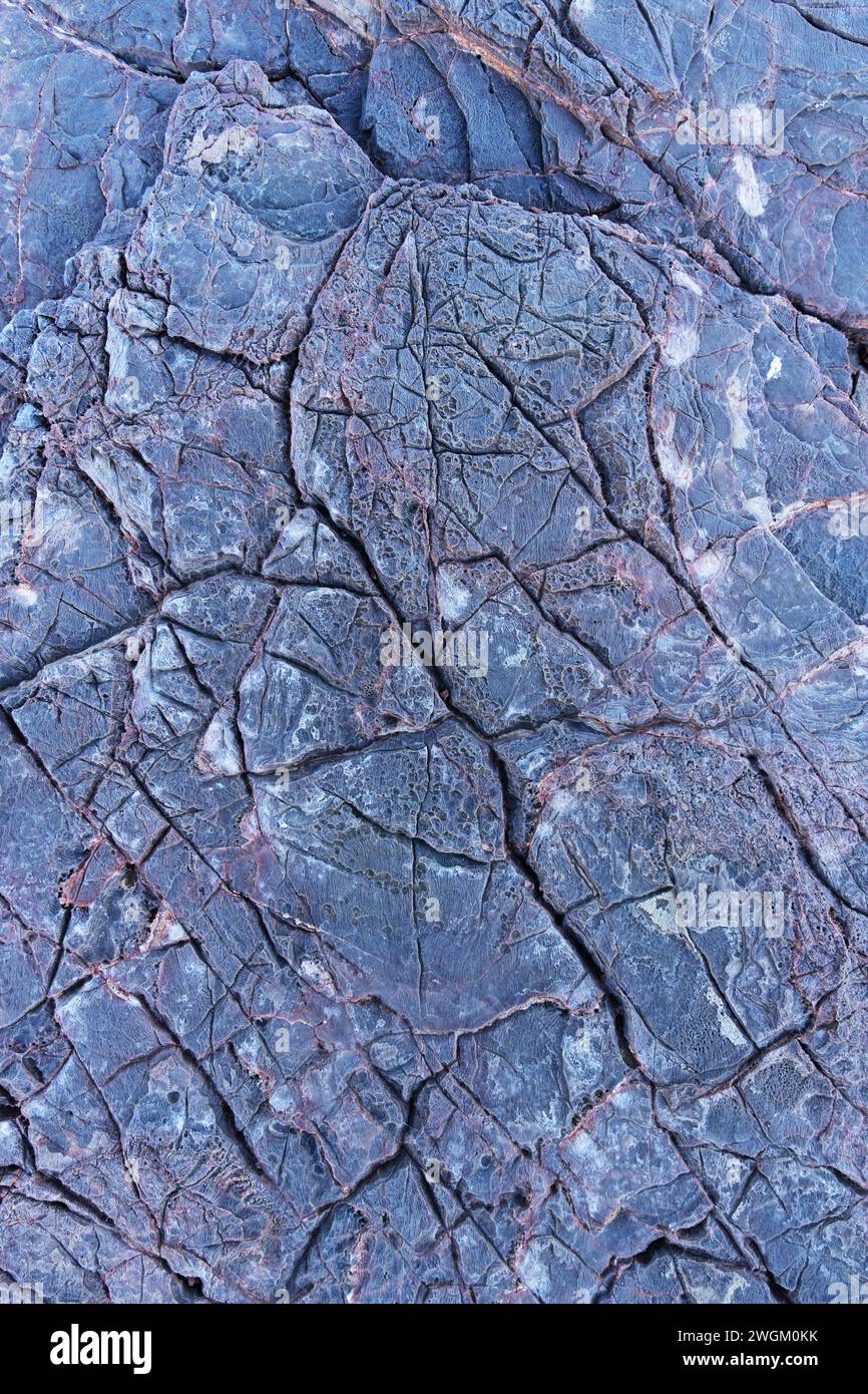 Scharfe Wüstenkalkstein-Hintergrundoberfläche mit Rissen und Auflösungstextur Stockfoto