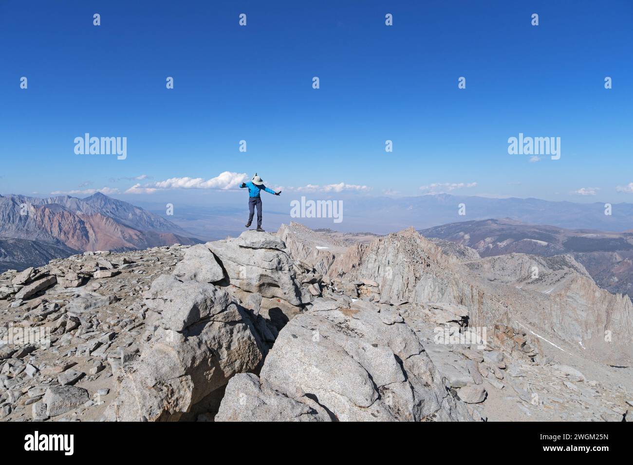 Frau feiert auf dem Gipfel des Mount Thompson in den Sierra Nevada Mountains mit einem Gipfeltanz Stockfoto