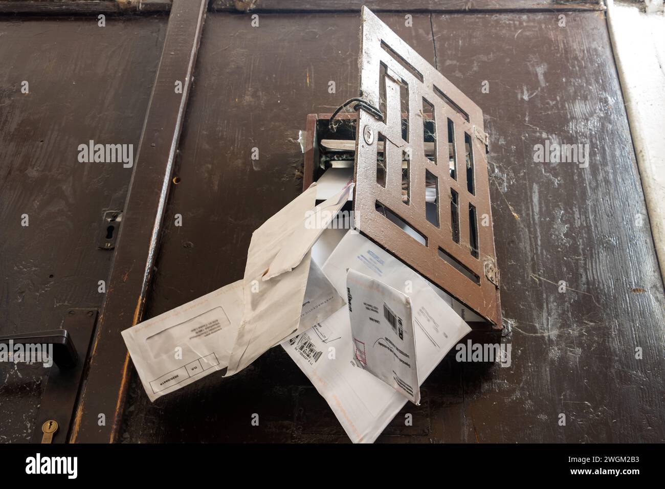 Briefe, die in der Mailbox an der Tür eingelegt werden, fallen heraus Stockfoto