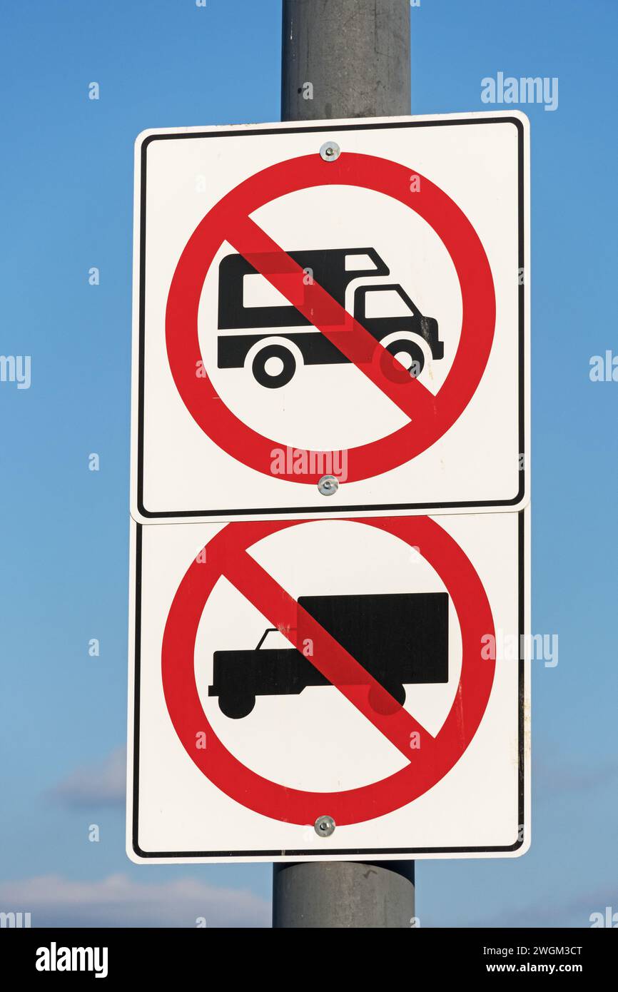 Rot weiß und schwarz, kein Lkw, keine wohnmobil-Schilder an einem Metallmast Stockfoto