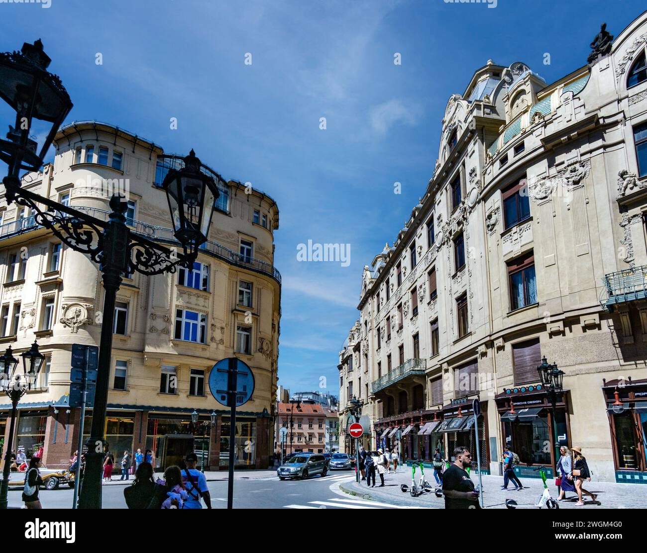 Prag, Böhmen - CZ - 3. Juni 2023 die Altstadt, oder Staré Mesto, ist ein lebhaftes Netz von kopfsteingepflasterten Passagen, gesäumt von Sehenswürdigkeiten, die in Richtung führen Stockfoto