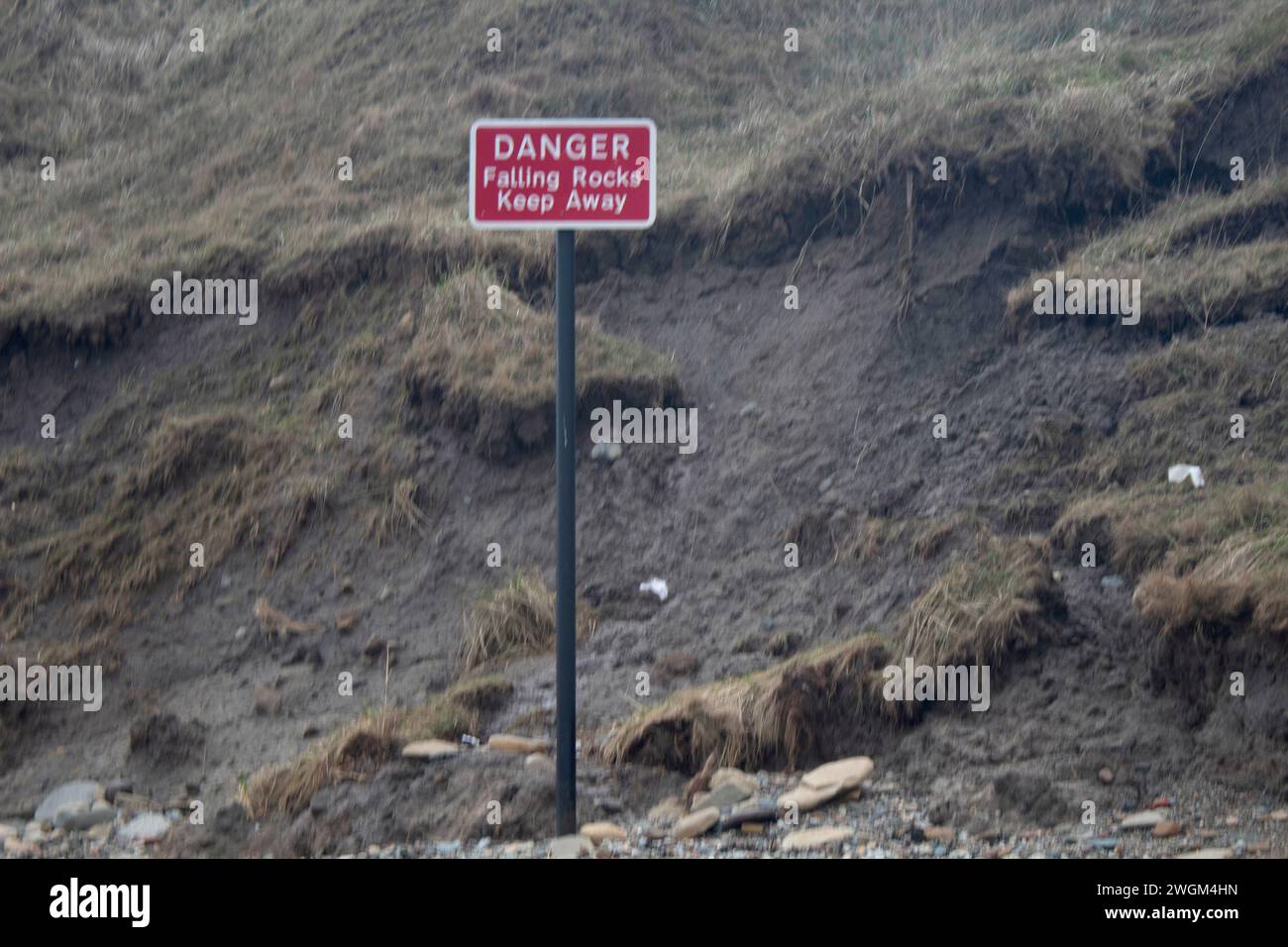 Schild „Danger Falling Rocks keep Away“ an der Küste von Tynemouth, England, Großbritannien Stockfoto