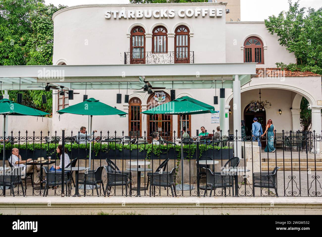 Merida Mexico, Zona Paseo Montejo Centro, Starbucks Kaffeehaus Café, Außeneingang, Außenbereich im Freien, Sonnenschirme auf dem Bürgersteig, Wrou Stockfoto