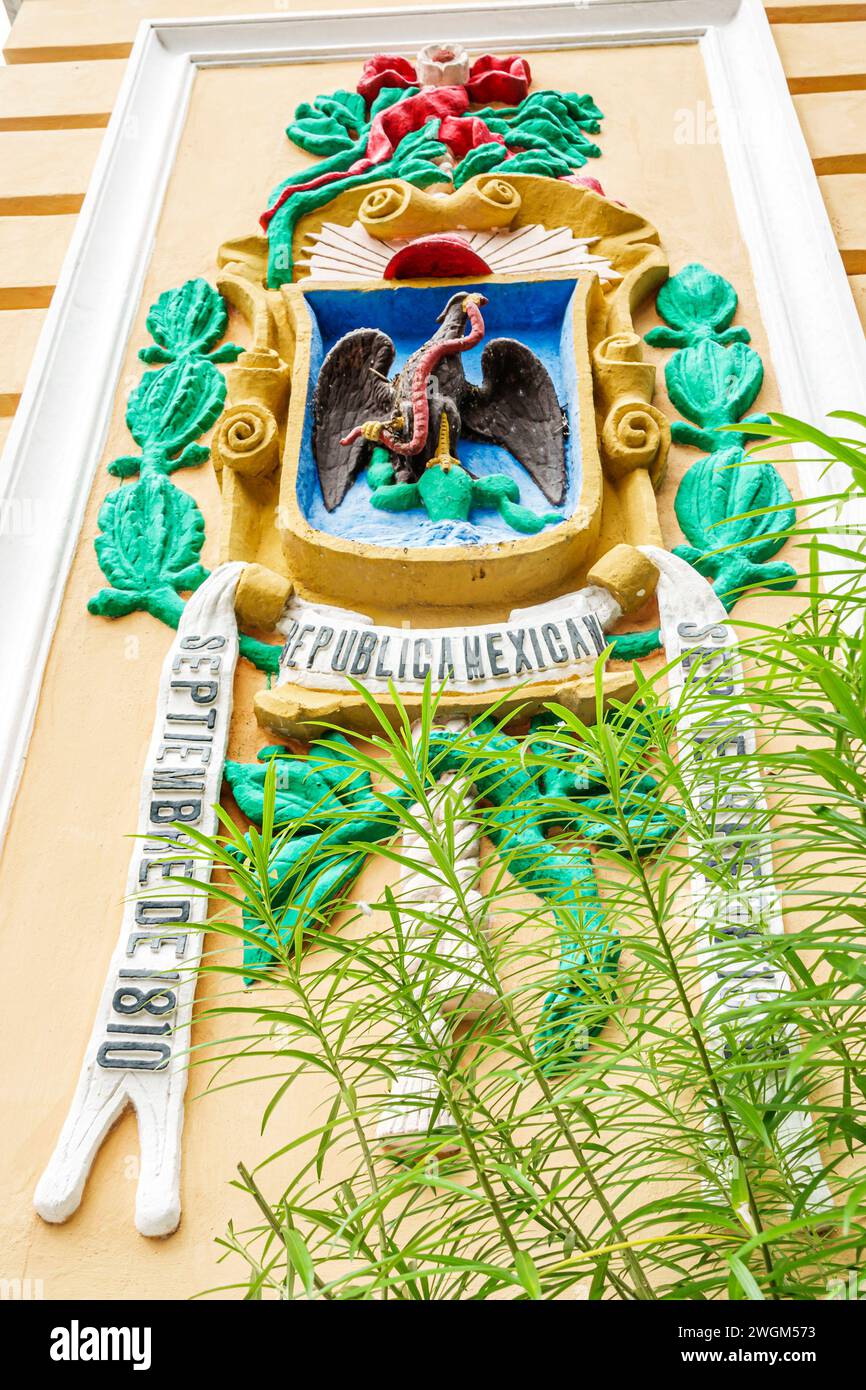 Merida Mexico, Park Zoologico del Centenario hundertjähriger öffentlicher Park, Eingangsbogen, Wappen Nationalschild goldene Adlerschlange, mexikanischer Hispanic L Stockfoto