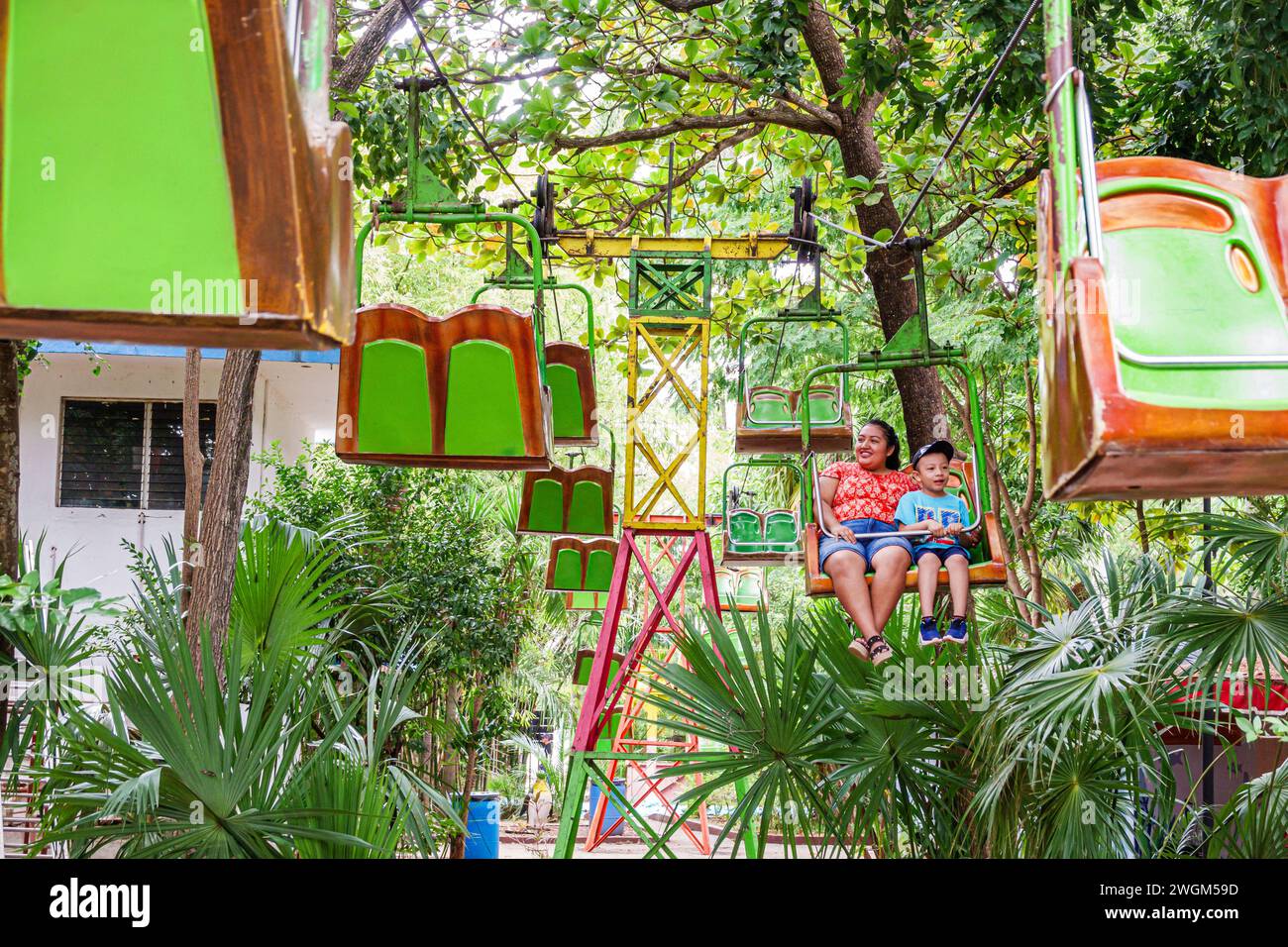 Merida Mexico, Parque Zoologico del Centenario hundertjähriger öffentlicher Park, Amusement Fantasy, Luftsessel Lift, Frau Frauen weiblich, Erwachsene Erwachsene, Bewohner Stockfoto