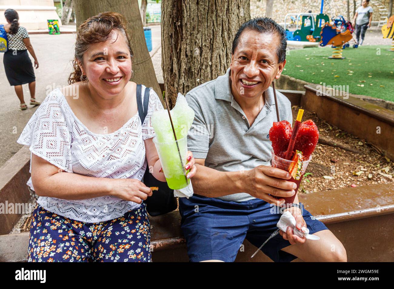 Merida Mexico, Parque Zoologico del Centenario hundertjähriger öffentlicher Park, trinken Chamoyada rasiert Eis Raspado Granizado, Mann Männer Männer männlich, Frau Frauen Frauen weiblich Fem Stockfoto