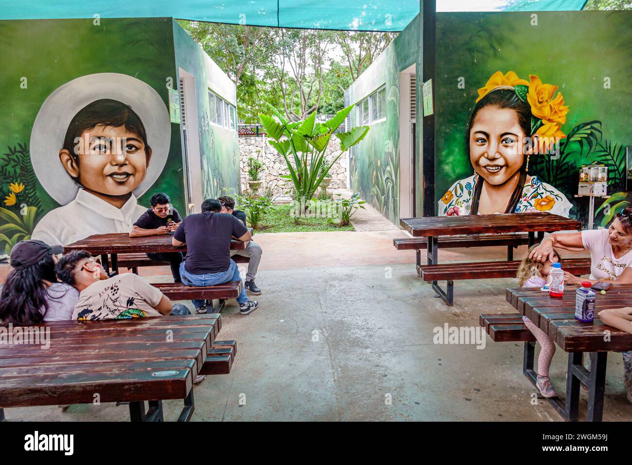 Merida Mexico, Parque Zoologico del Centenario hundertjähriger öffentlicher Park, Zoo Food Court Wandgemälde Maya Junge Mädchen Kinder Besucher, Mann Männer männlich, Frau Frauen la Stockfoto