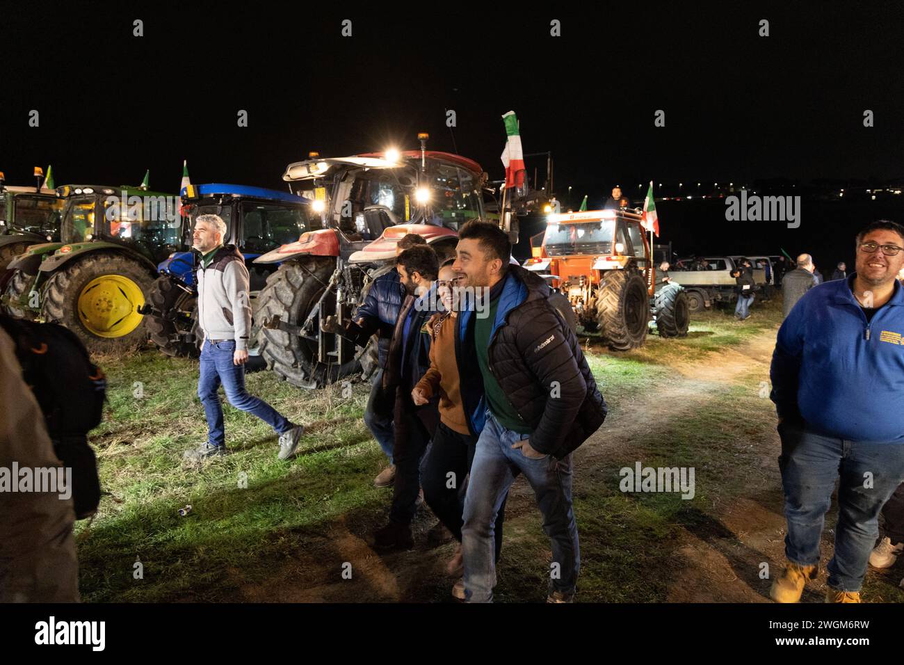 Rom, Italien. Februar 2024. Italienische Bauern feiern ihre Ankunft in Rom, um gegen einige Maßnahmen der Europäischen Union zu protestieren (Foto: © Matteo Nardone/Pacific Press via ZUMA Press Wire) NUR REDAKTIONELLE VERWENDUNG! Nicht für kommerzielle ZWECKE! Stockfoto