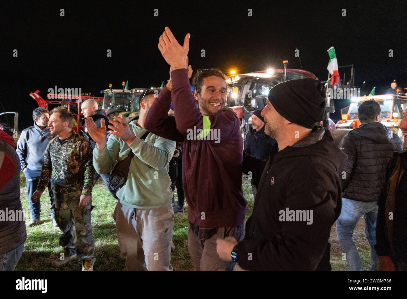 Rom, Italien. Februar 2024. Italienische Bauern feiern ihre Ankunft in Rom, um gegen einige Maßnahmen der Europäischen Union zu protestieren (Foto: Matteo Nardone/Pacific Press/SIPA USA) Credit: SIPA USA/Alamy Live News Stockfoto