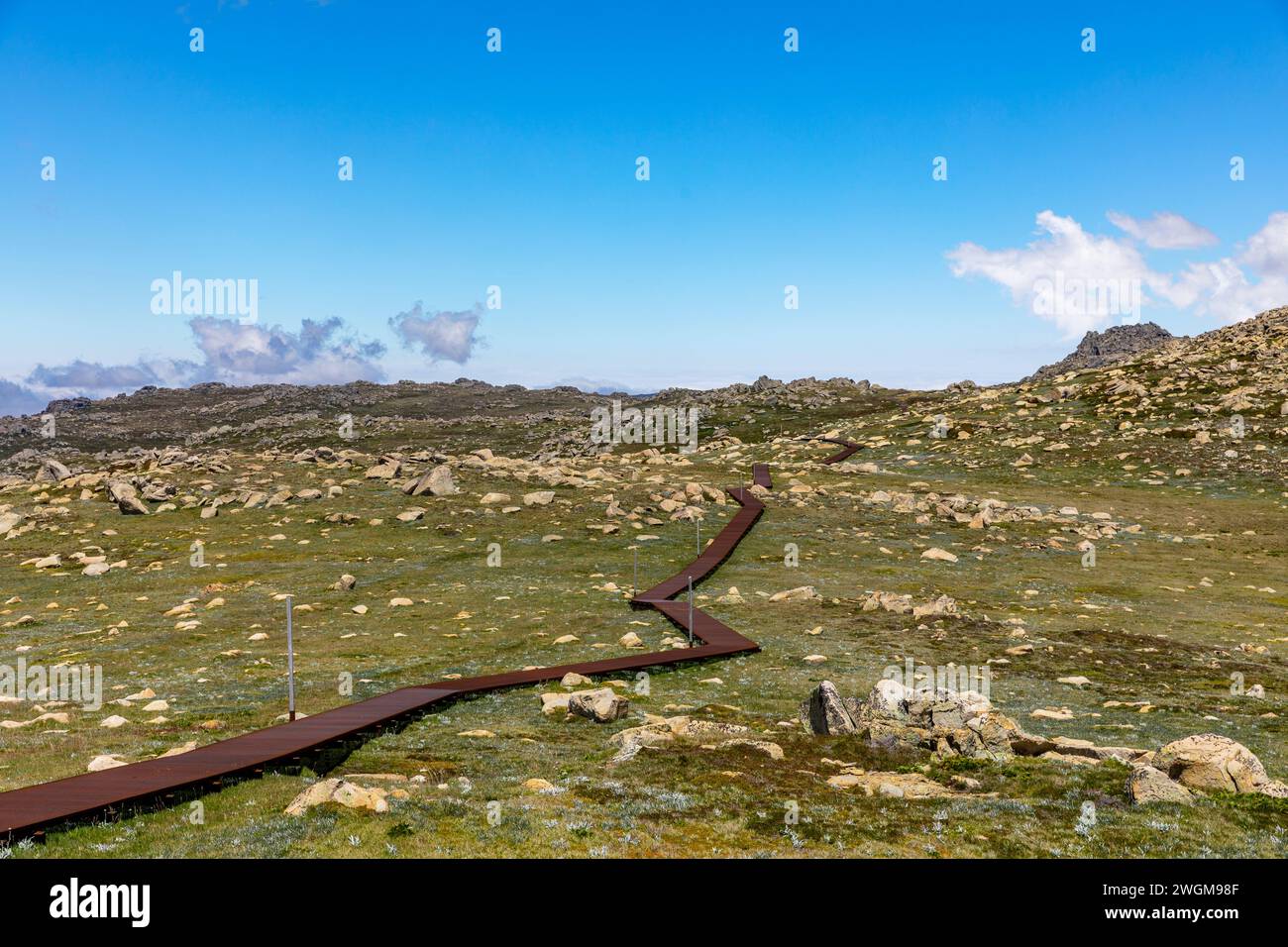 Australien, Landschaft des Kosciusko-Nationalparks in New South Wales, alpine Landschaft im Sommer, Blick auf das Tal und Umgebung des Mt. Kosciusko Stockfoto