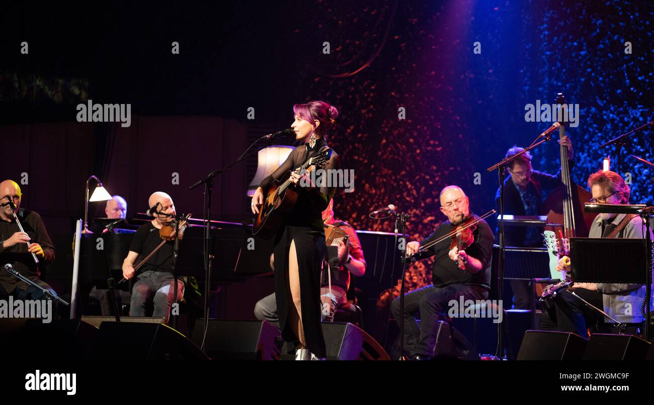 Glasgow, Schottland, Großbritannien. Februar 2024. Glasgow Schottland. Lindsay Lou, US-amerikanischer Bluegrass und Americana-Sänger Songwriter, trat im Rahmen von Celtic Connections in der Glasgow Concert Hall bei den Transatlantic Sessions 2024 auf. Neues Album Queen of Time. Foto Pauline Keightley/Alamy. Quelle: Pauline Keightley/Alamy Live News Stockfoto