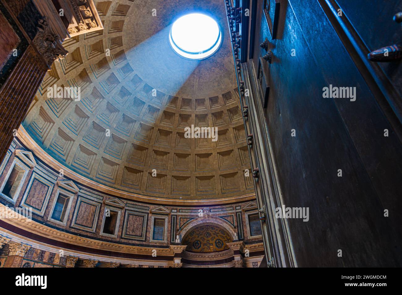 Rom Italien - 19. Mai 2011; Tageslicht strömt durch den Okkulus auf dem Dach des 2000 Jahre alten Pantheons. Stockfoto