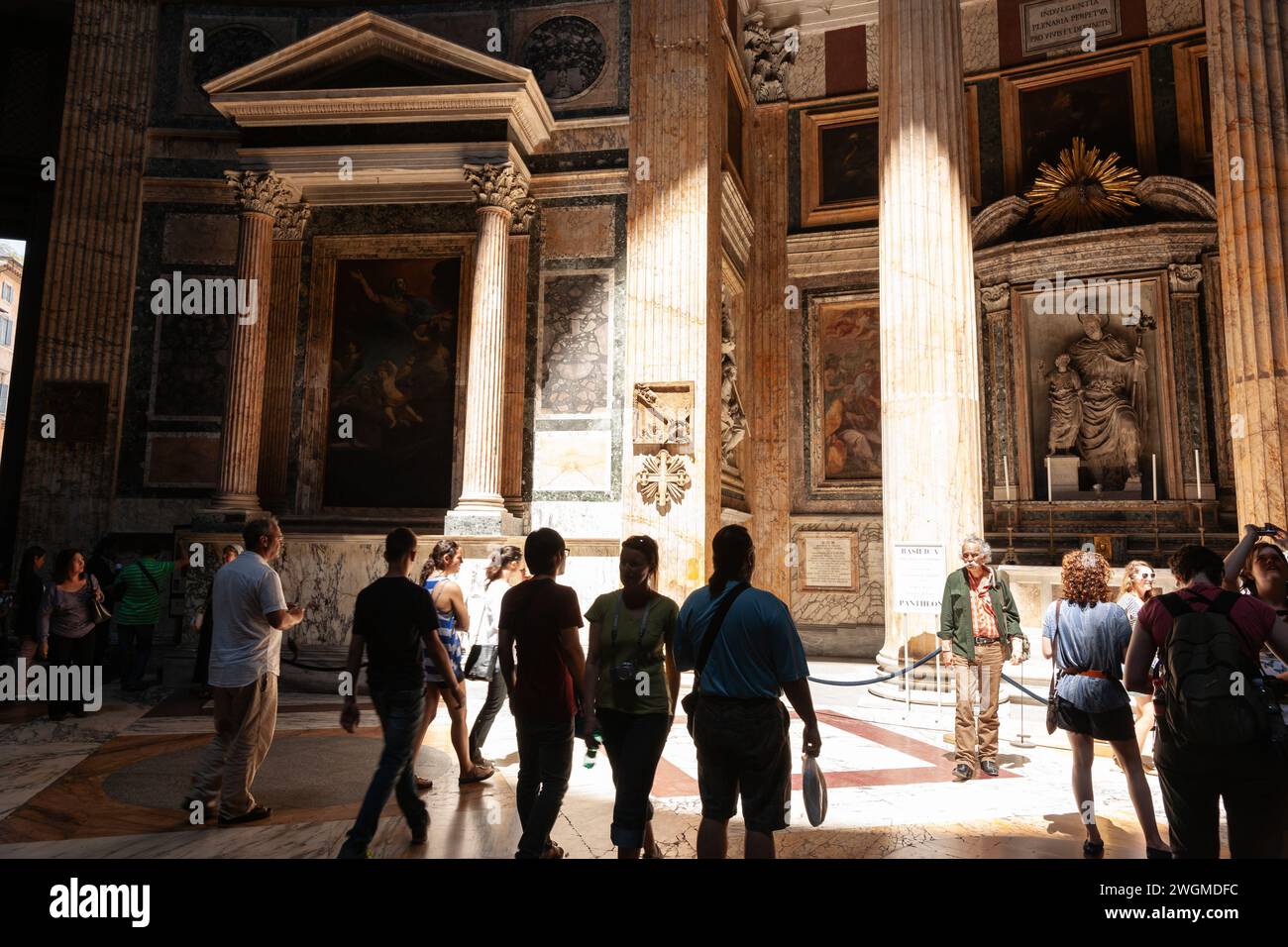 Rom Italien - 20. Mai 2011; Touristen in Schattensilhouette um den Kreis, der durch Sonnenlicht auf dem Boden durch Okkulus im Dach über dem 2000 Jahre alten Pan gebildet wird Stockfoto