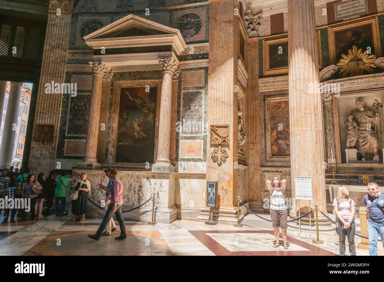 Rom Italien 20. Mai 2011; Touristen, darunter eine Frau, die in den Okkulus hinaufblickt, wo Sonnenstrahlen das Innere des 2000 Jahre alten Pantheons beleuchten. Stockfoto