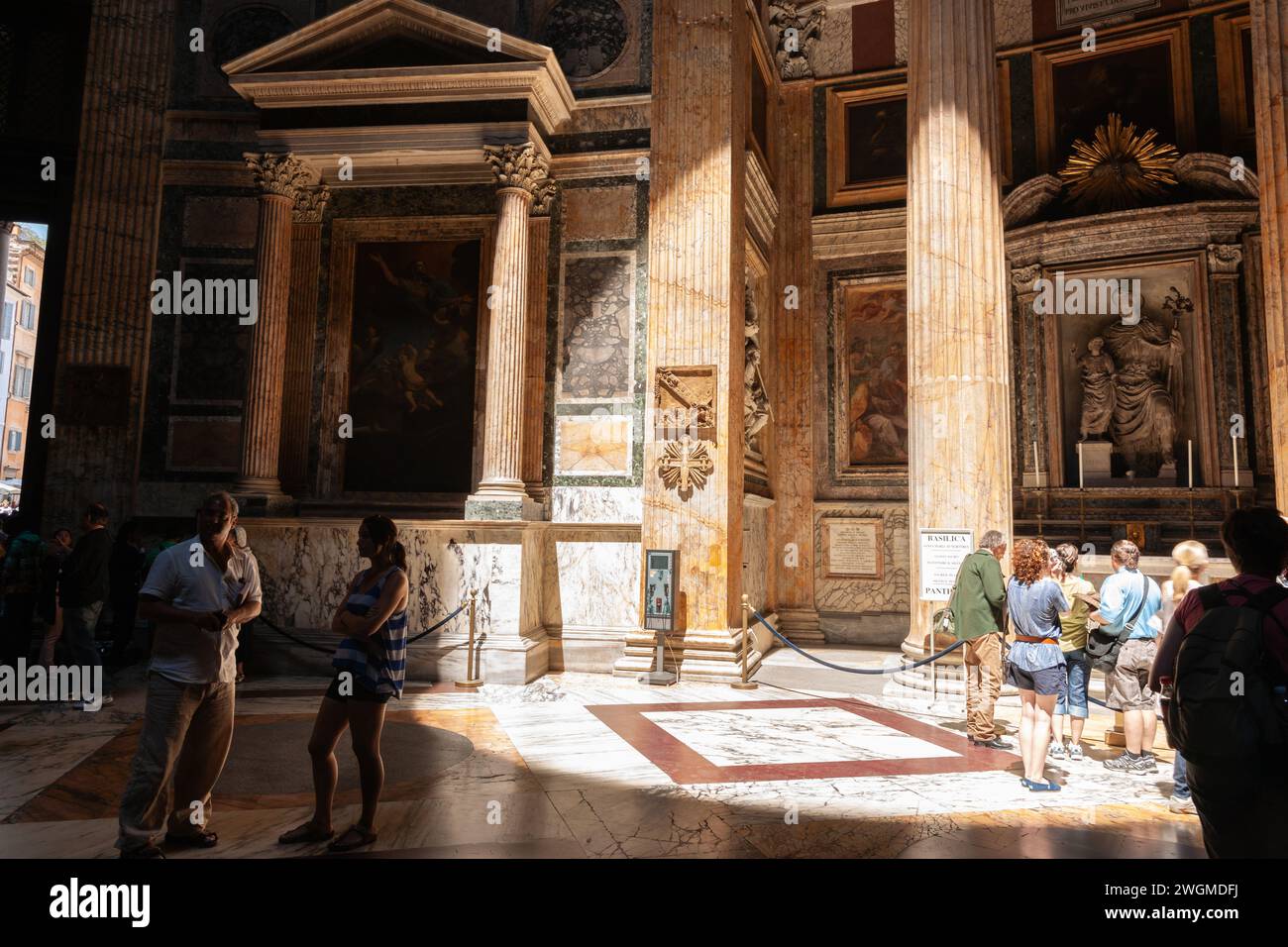 Rom Italien 20. Mai 2011; Touristen und Sonnenlicht des berühmten Okkulus erleuchten einen Kreis auf dem Boden des 2000 Jahre alten Pantheons. Stockfoto