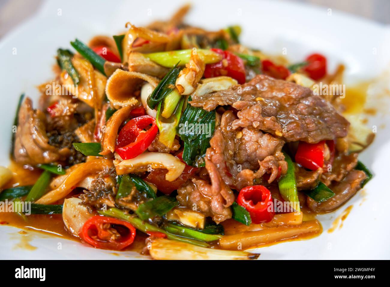 Ein Teller mit köstlichem und verführerischem Rindfleisch Stockfoto