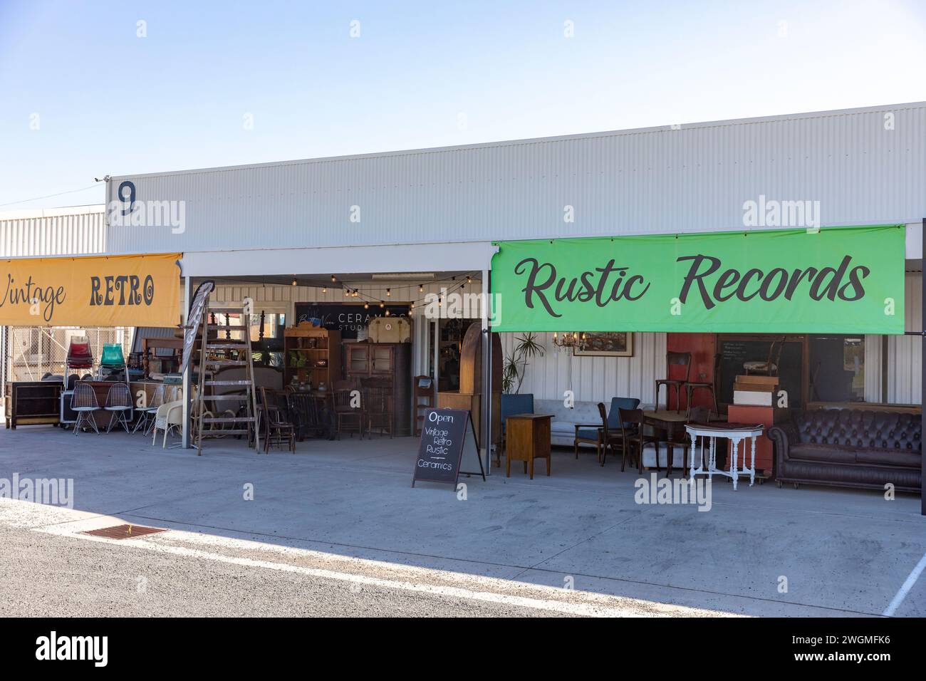Rustikaler Plattenladen und Vintage-Waren-Laden in Mudgee, Australien, verkauft altes Vinyl und gebrauchte Gebrauchtmöbel und kleine Artikel, 2024 Stockfoto