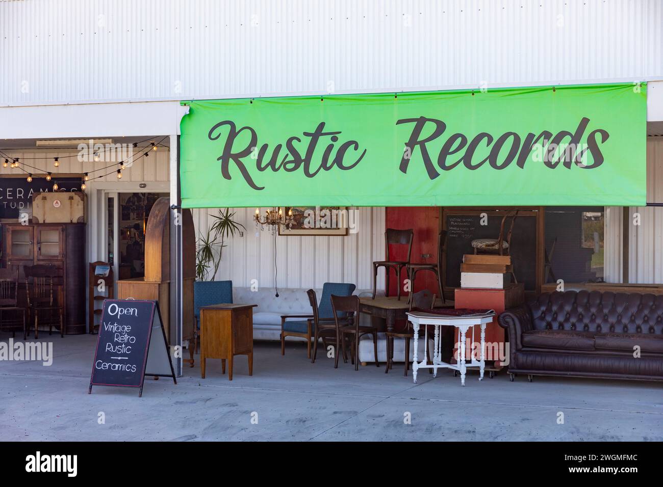 Rustikaler Plattenladen und Vintage-Waren-Laden in Mudgee, Australien, verkauft altes Vinyl und gebrauchte Gebrauchtmöbel und kleine Artikel, 2024 Stockfoto