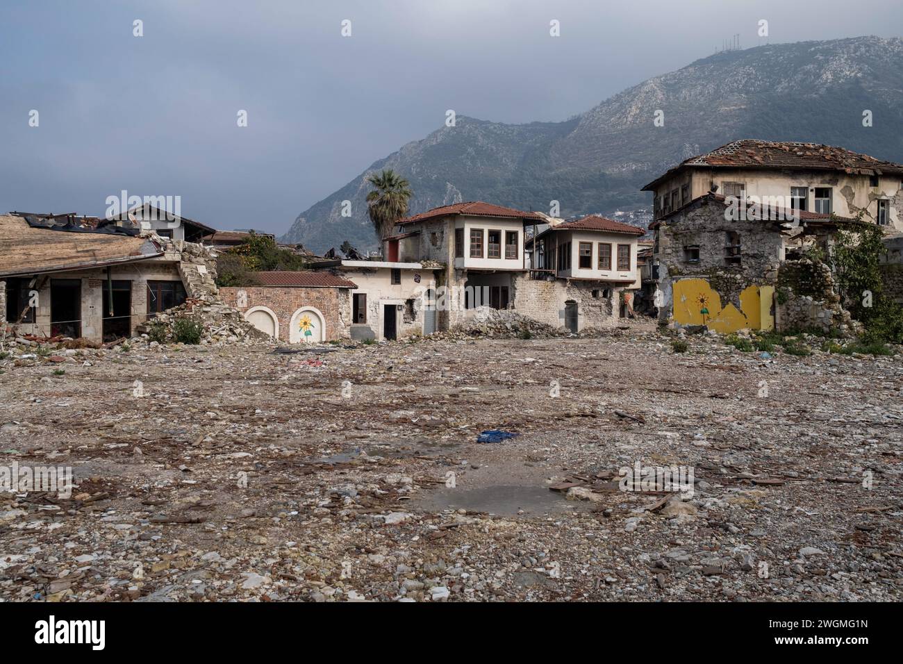 Hatay, Türkei. Februar 2024. Blick vom historischen Viertel Hatay. Am 6. Februar 2023 ereignete sich in der Südtürkei ein Erdbeben der Stärke 7,8, dem kurz nach Mittag ein weiteres Erdbeben der Stärke 7,5 folgte. Mehr als 50.000 Menschen kamen bei dem Erdbeben ums Leben, das in 11 Städten der Türkei große Zerstörungen angerichtet hat. Quelle: SOPA Images Limited/Alamy Live News Stockfoto