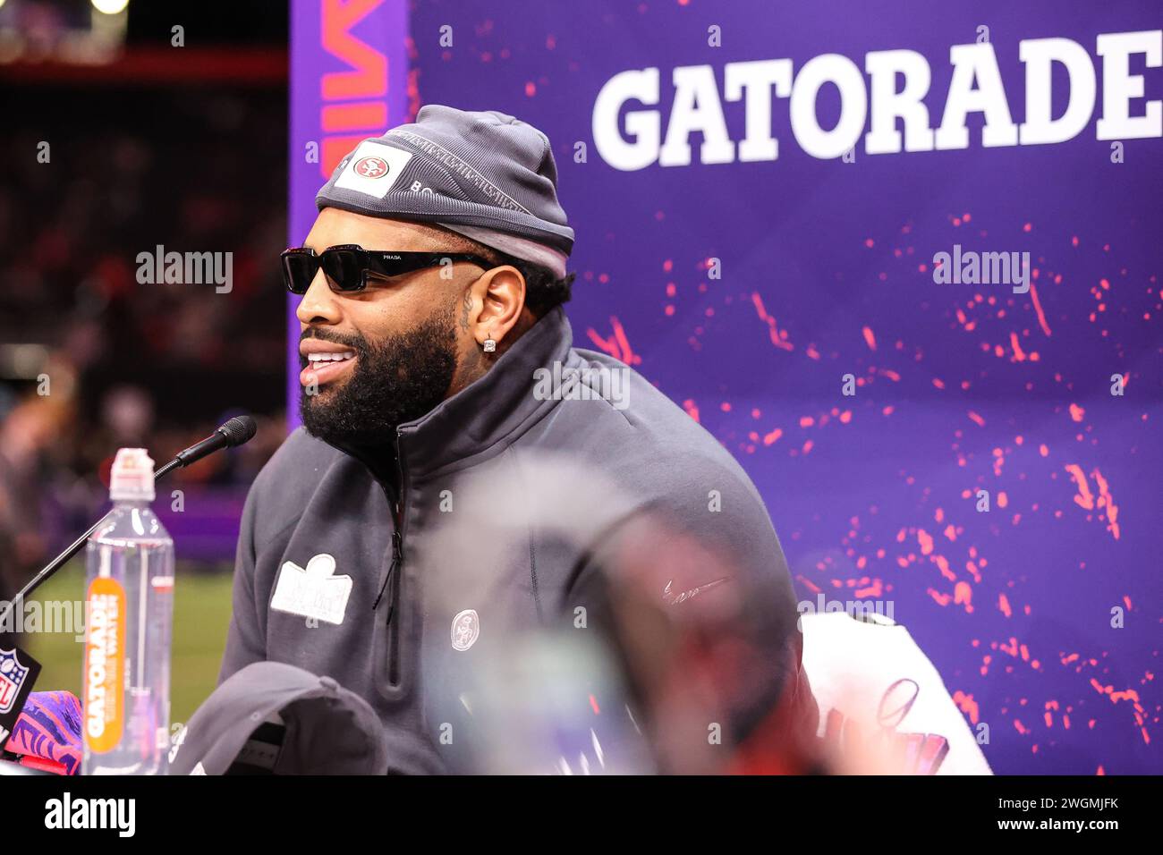 Las Vegas, Nevada, USA. Las Vegas, NV, USA. Februar 2024. Trent Williams, der Offensive Lineman der San Francisco 49ers, spricht mit den Medien während des Super Bowl Opening Night Fueled by Gatorade im Allegiant Stadium in Las Vegas, NV. Christopher Trim/CSM (Bild: © Christopher Trim/Cal Sport Media). Credit: csm/Alamy Live News Credit: CAL Sport Media/Alamy Live News Stockfoto