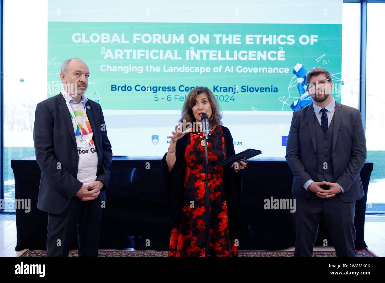 Gabriela Ramos, stellvertretende Generaldirektorin für Sozial- und Humanwissenschaften der UNESCO, Reinhard Scholl (L), Programmleiterin für KI for Good an der ITU, und David Leslie (R), Direktor für Ethik und verantwortungsvolle Innovationsforschung am Alan Turing Institute, eröffnet das Global AI Ethics Observatory auf dem 2. Global Forum on the Ethik of Artificial Intelligence in Kranj. Das Forum unter der Schirmherrschaft der UNESCO trägt den Titel Changing the Landscape of KI Governance und findet bis zum 6. Februar im Kongresszentrum Brdo statt. (Foto: Luka Dakskobler/SOPA Images/SIPA USA) Stockfoto