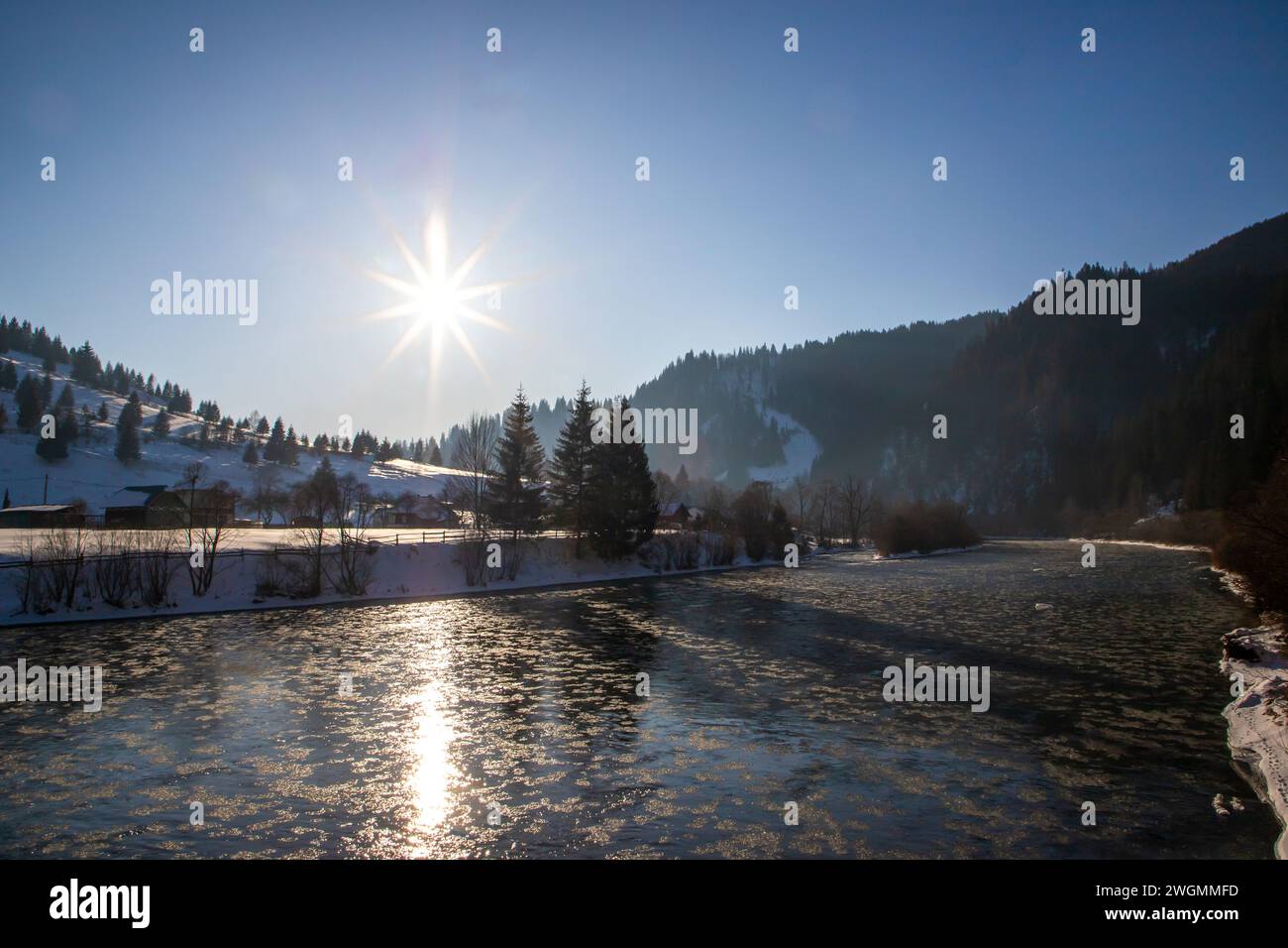 Landschaft mit dem Fluss Bistrita in Rumänien, der im Winter durch die Berge fließt Stockfoto