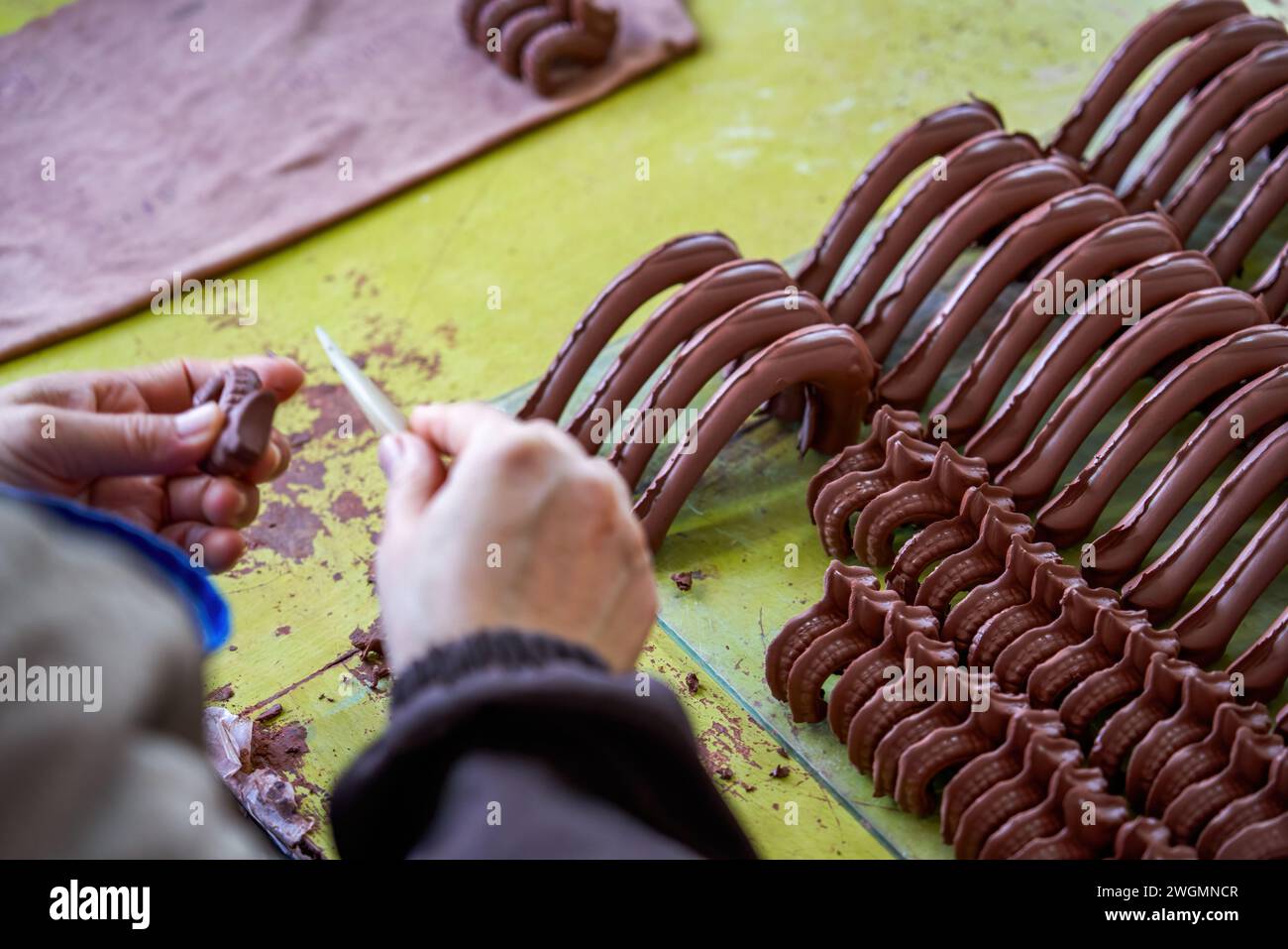 Ein Handwerker stellt Porzellan in einer traditionellen chinesischen Porzellanfabrik her Stockfoto