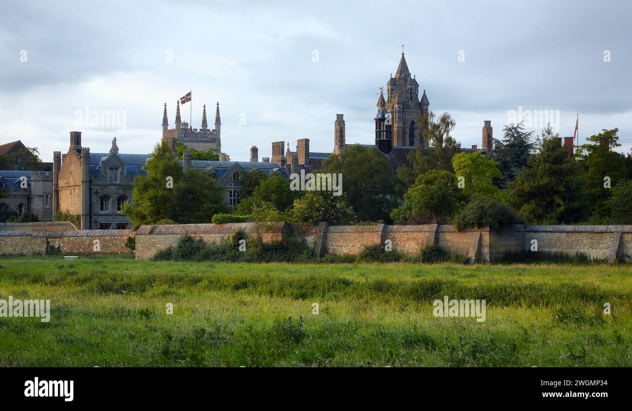 Der Blick auf die cityline von Cambridge mit dem quadratischen Turm des Pitt-Gebäudes und der Emmanuel United Reformed Church. Cambridgeshire. Vereinigtes Königreich Stockfoto