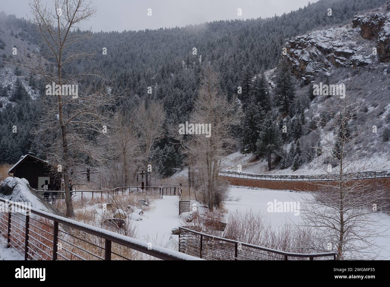 Foto vom Clear Creek Canyon oder Clear Creek Trail und Water Park in Golden, Colorado, USA, im Winter aufgenommen. Stockfoto