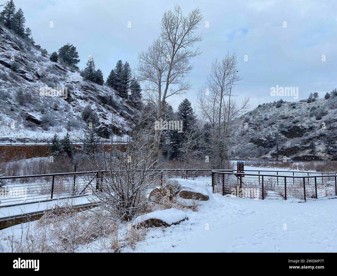 Foto vom Clear Creek Canyon oder Clear Creek Trail und Water Park in Golden, Colorado, USA, aufgenommen im Winter. Stockfoto